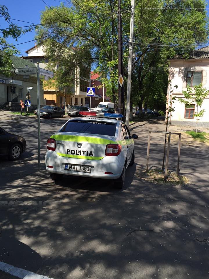 Автомобиль полиции вновь засняли припаркованным на пешеходном переходе