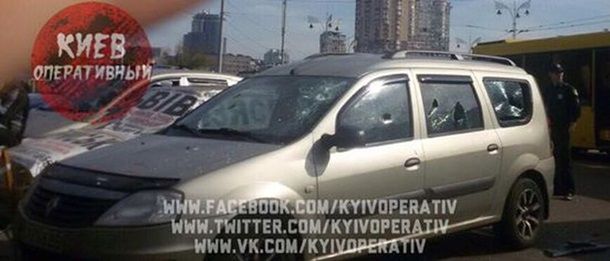В Киеве у вокзала расстреляли авто