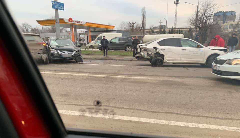 В Кишиневе произошло два ДТП с участием машин служб такси
