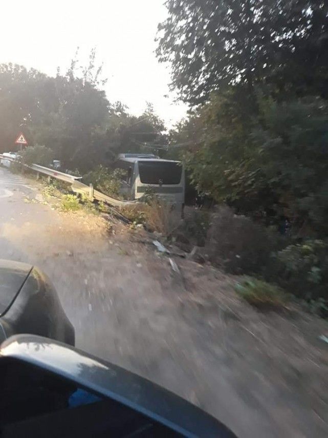 В Румынии автобус с гражданами Молдовы врезался в дерево: есть пострадавшие