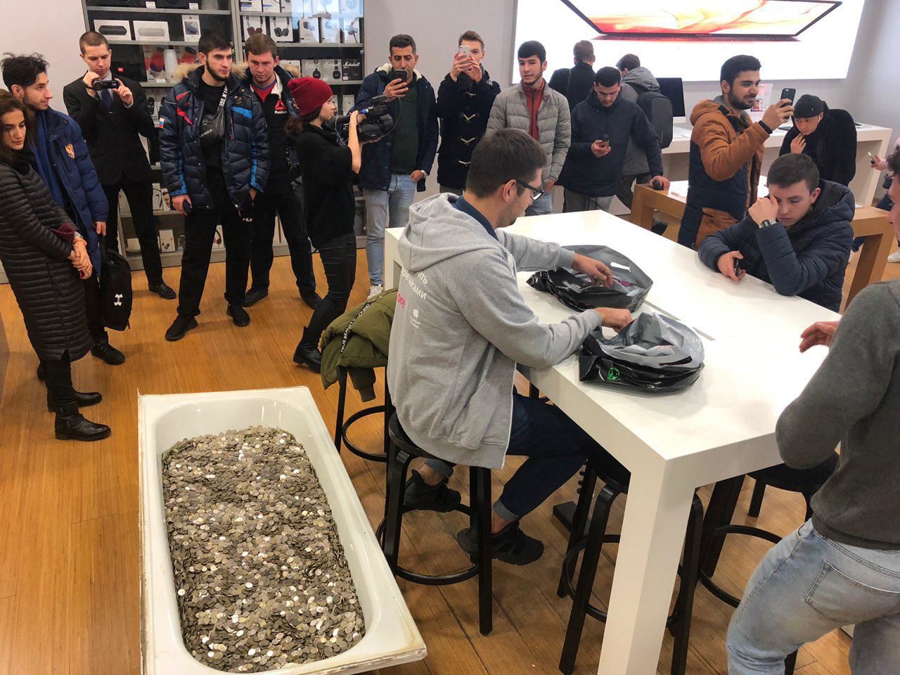 В Москве покупатель iPhone расплатился ванной мелочи