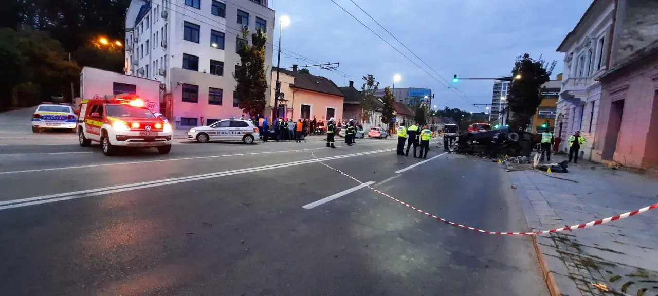 В Румынском городе водитель врезался в столб на скорости 180 км/ч