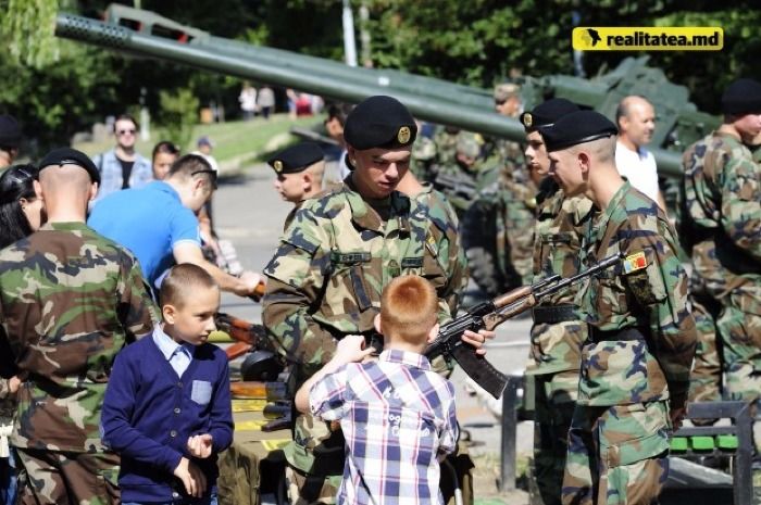 В парке Валя Морилор прошла выставка оружия и военной техники