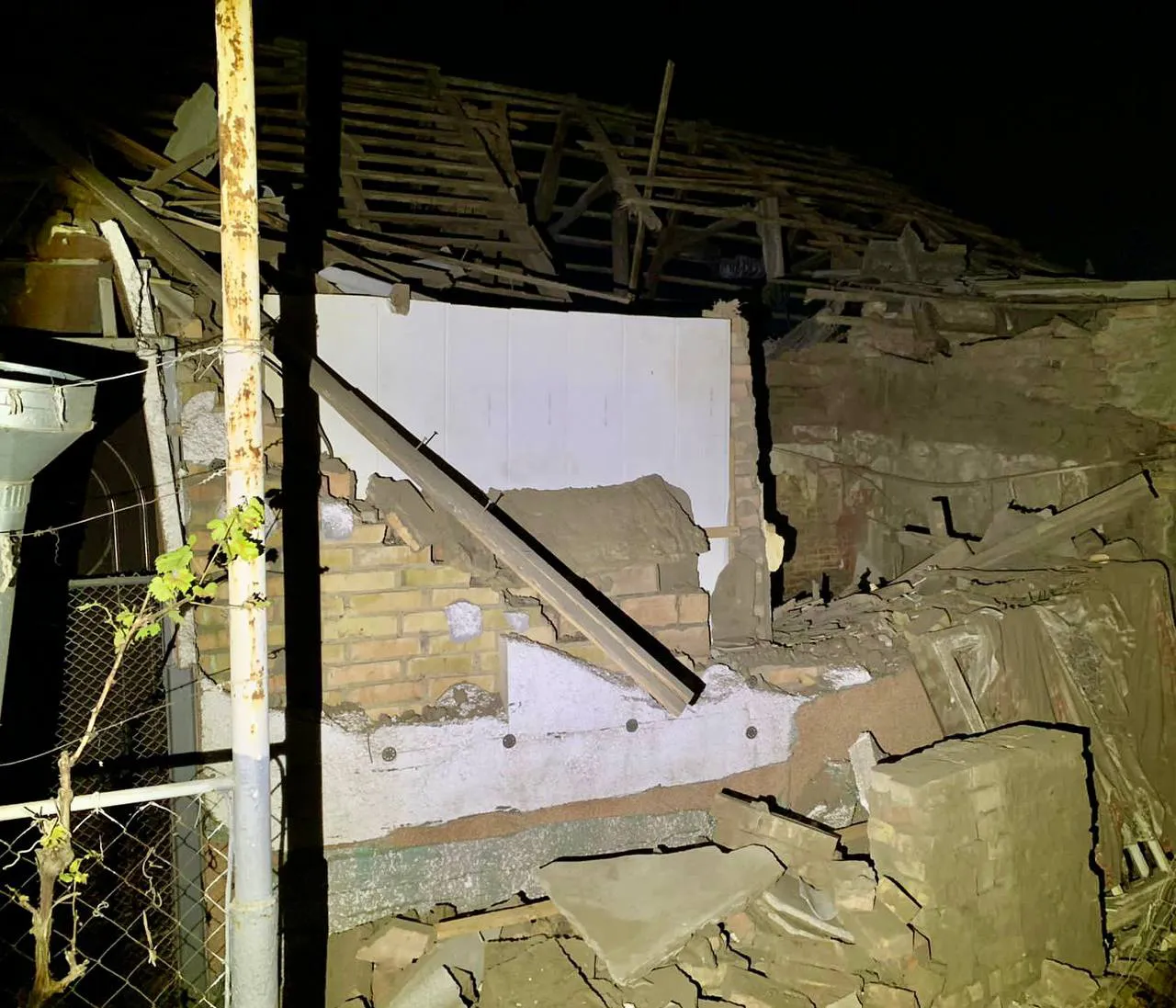 Запорожье и Никопольский район подверглись обстрелам в ночь на среду