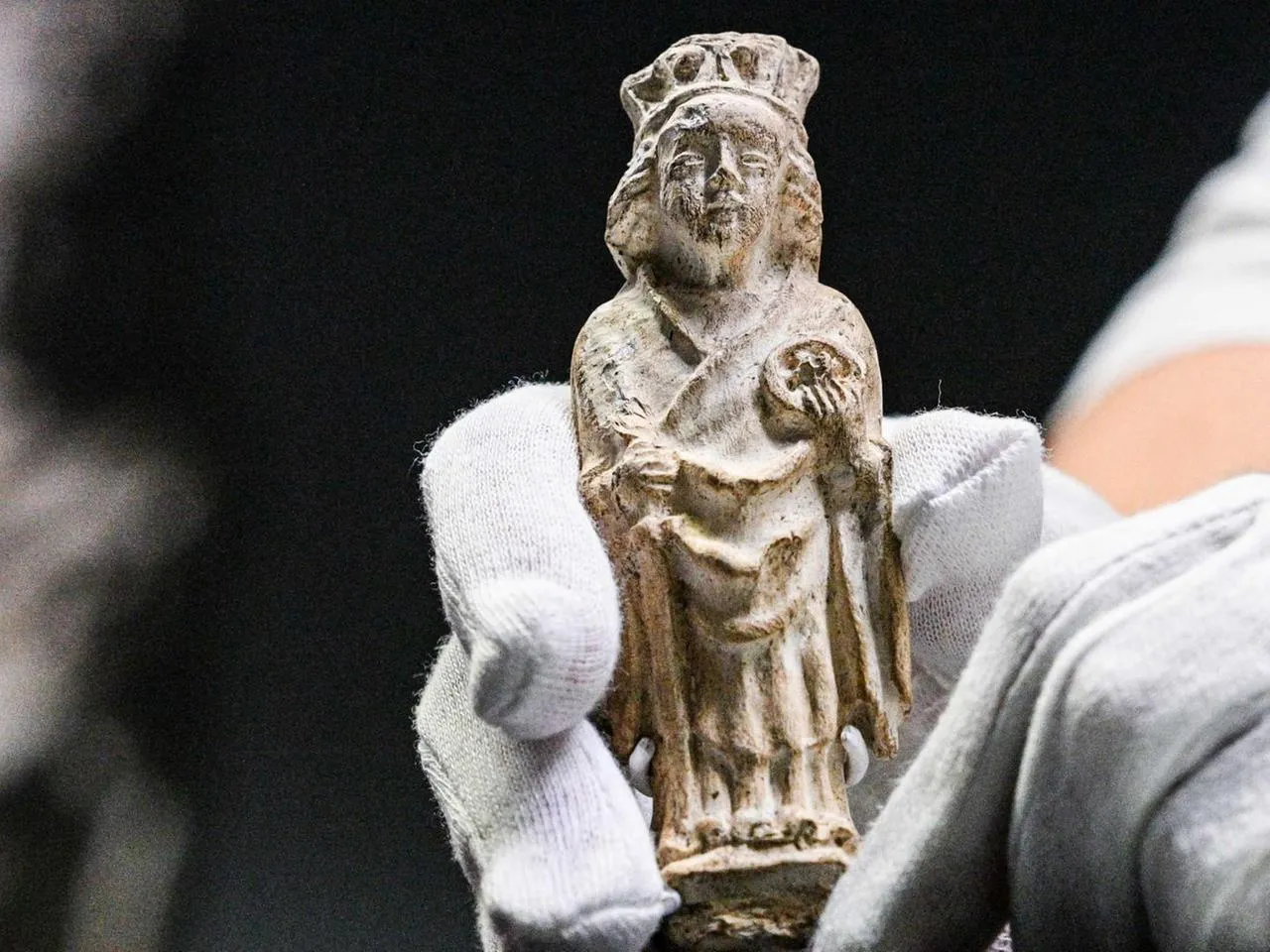 Aproximativ 200 de statuete cu moaște de sfinți, găsite în cea mai veche piață din Berlin