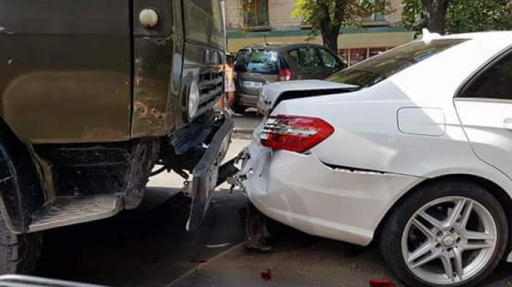 Accident în centrul Capitalei: Un camion a făcut zob un Mercedes
