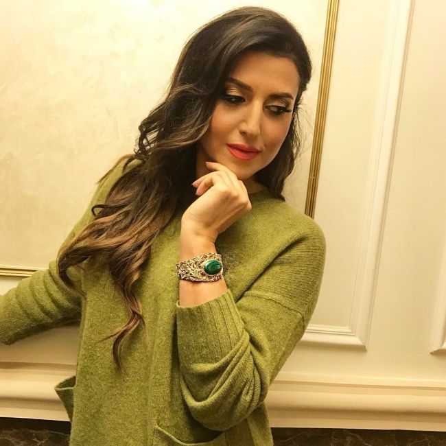 Jasmin Shor s-a "laudat" pe Instagram cu bratara primita in dar de la presedinte