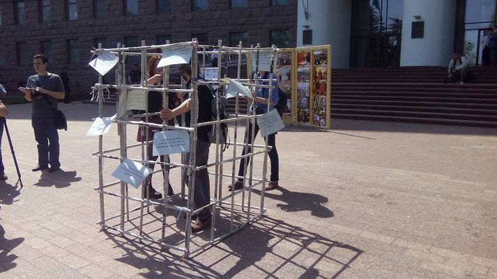 По случаю Международного дня свободы прессы молдавские журналисты пикетировали парламент