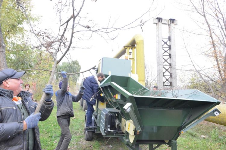 Primăria a cumpărat un tocator pentru măcinarea crengilor căzute în urma intemperiei din aprilie