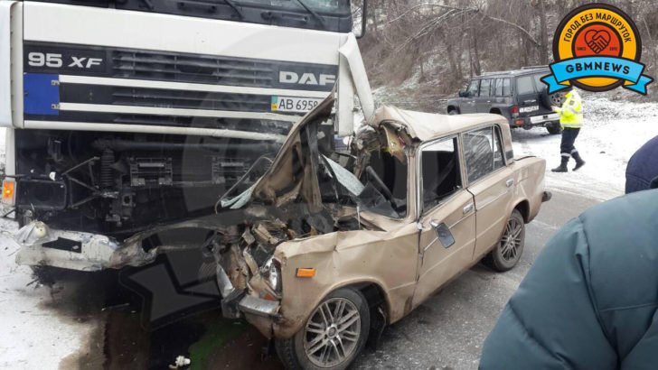 Accident fatal în Capitală: Un șofer a decedat, după ce s-a izbit cu VAZ-ul într-un TIR