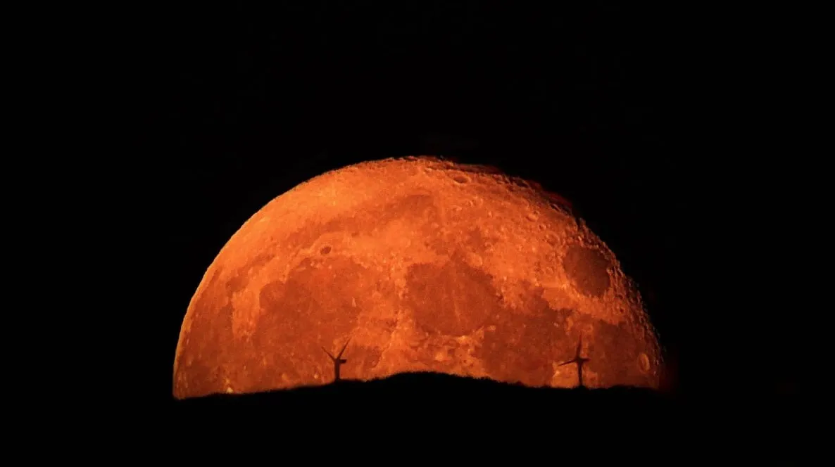 Imagini spectaculoase: Luna a devenit roșie datorită unei eclipse totale