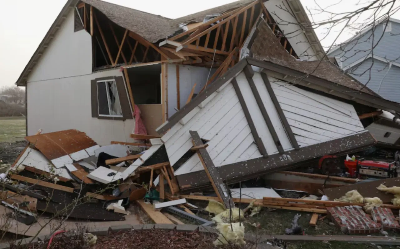 Tornade puternice au lovit SUA: Cel puțin 33 de persoane au murit