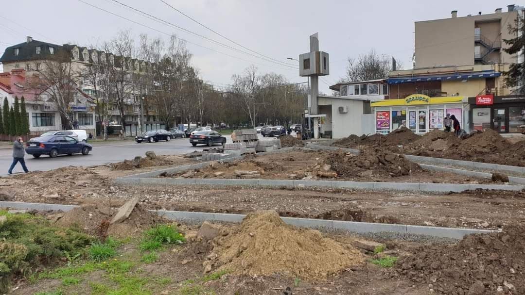 Чебан: Начались работы по ремонту тротуара и сквера на улице Парис