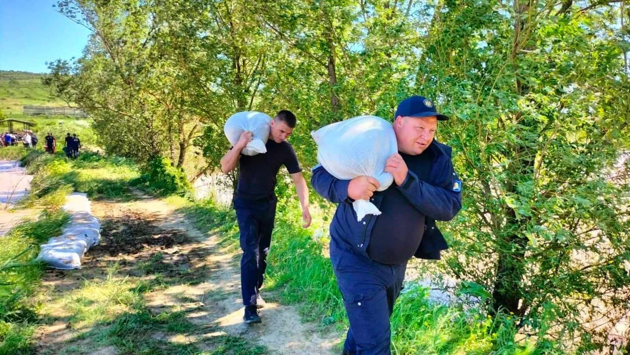 ГИЧС экстренно укрепляет дамбы из-за угрозы наводнений: развернут полевой лагерь