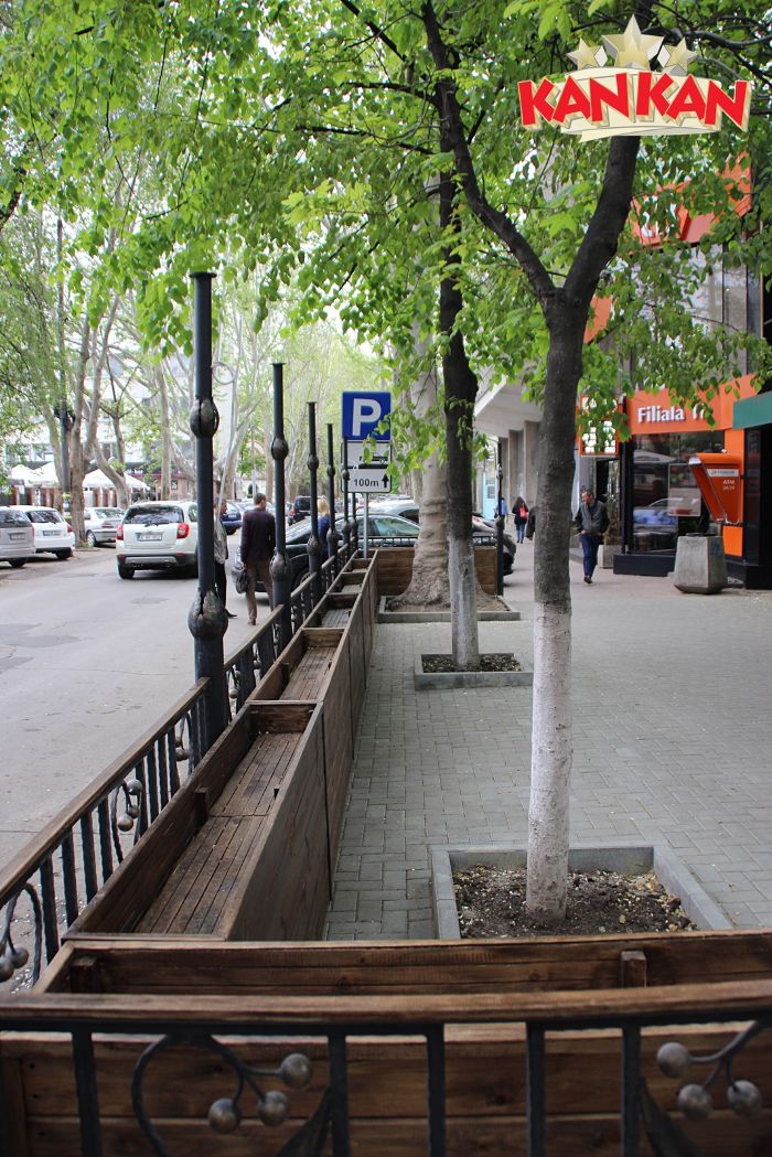 В центре Кишинева на тротуаре обустраивают очередную террасу