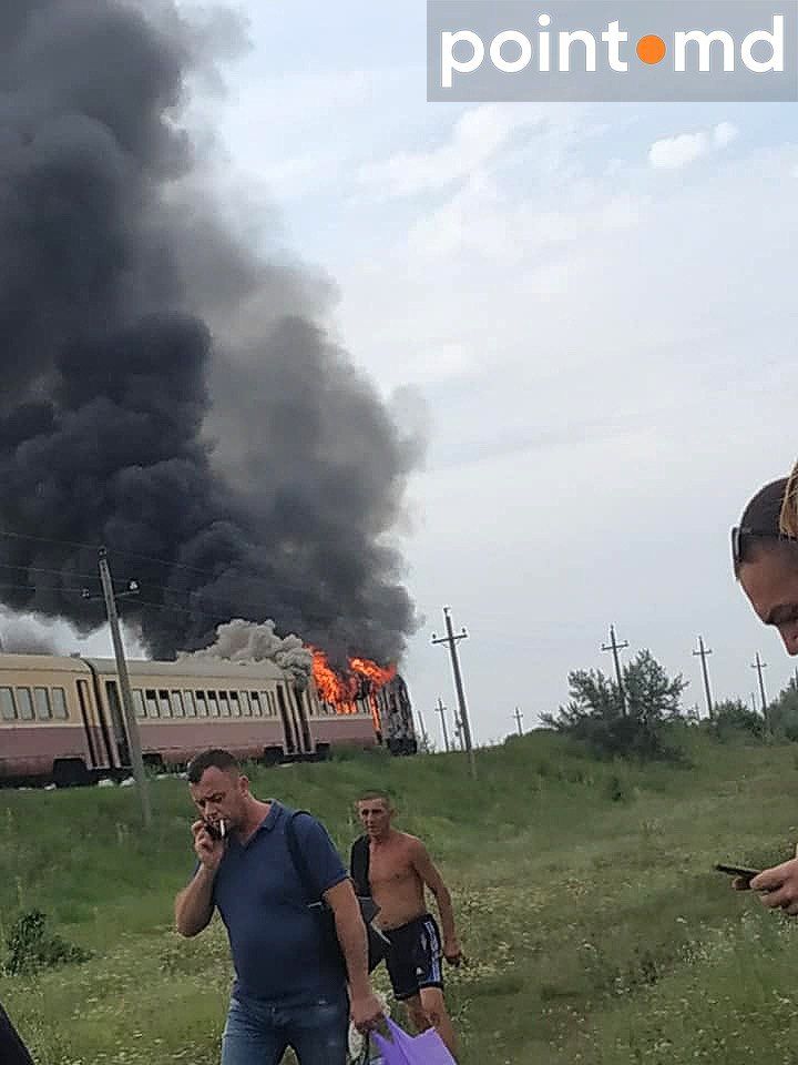 В Сети появились фото горящего пассажирского поезда "Унгены - Бельцы"