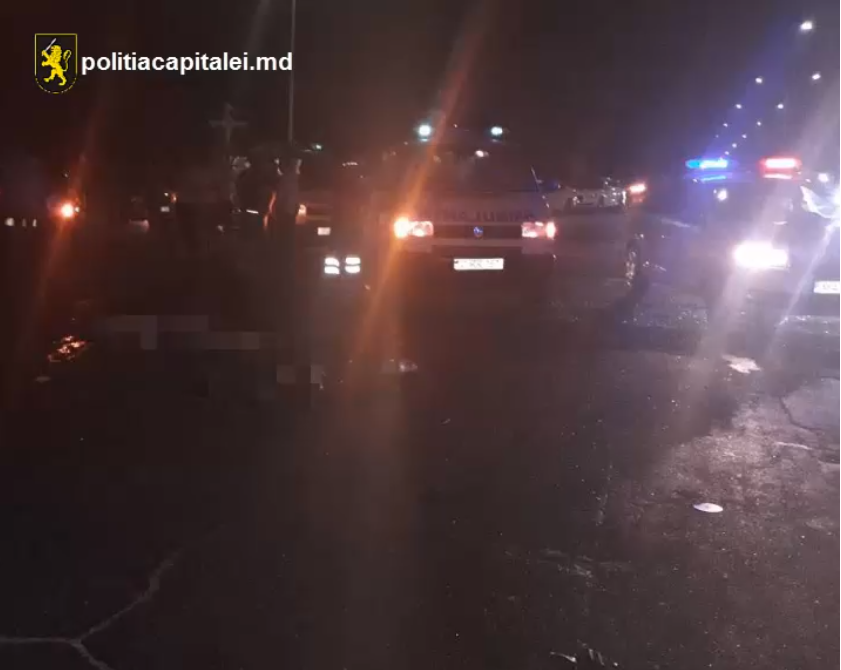 Недалеко от аэропорта прошлой ночью автомобиль врезался в столб и перевернулся