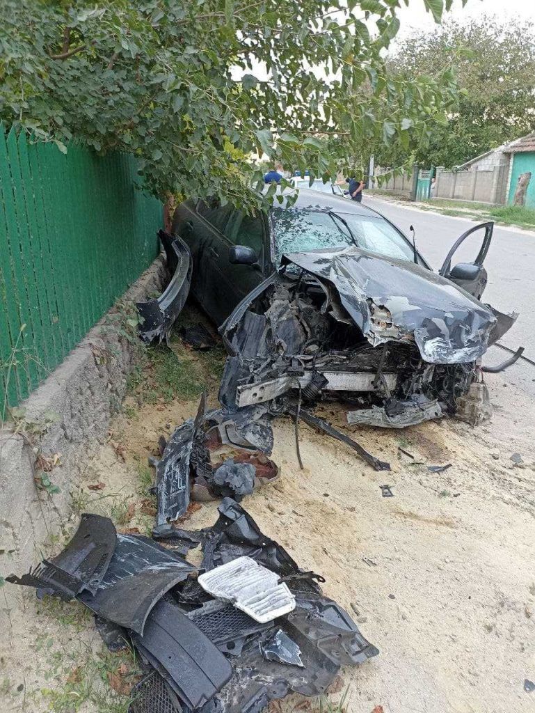 В Оргееве Lexus влетел в забор: авто превратилось в груду металла, водитель ранен