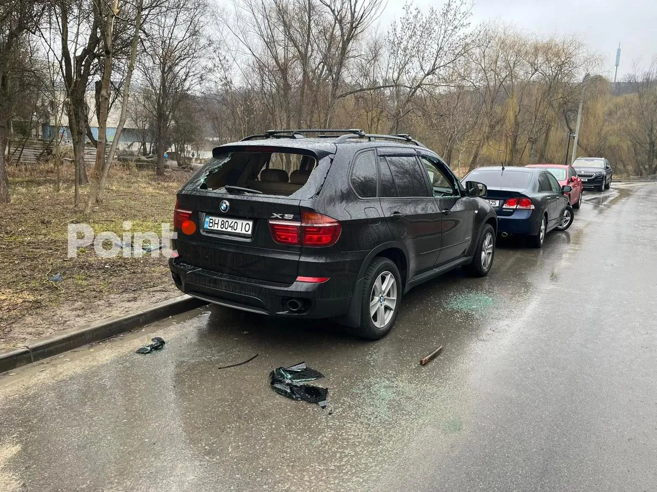 Un BMW X5 cu numere ucrainene parcat, distrus în Capitală