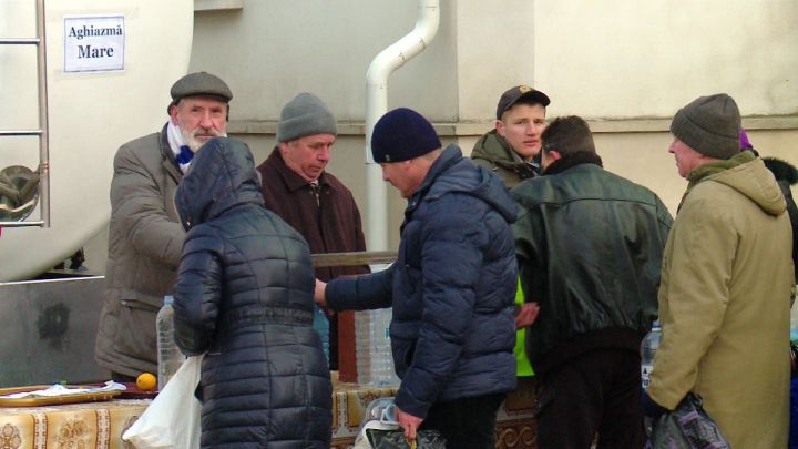 Agheasmă îmbuteliata de vânzare lângă o biserică de la Ciocana