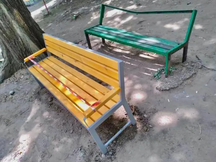 Новая уличная мебель появилась во дворах домов и общественных местах