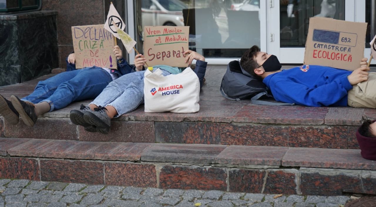 У Минсельхоза прошла необычная акция протеста против загрязнения природы
