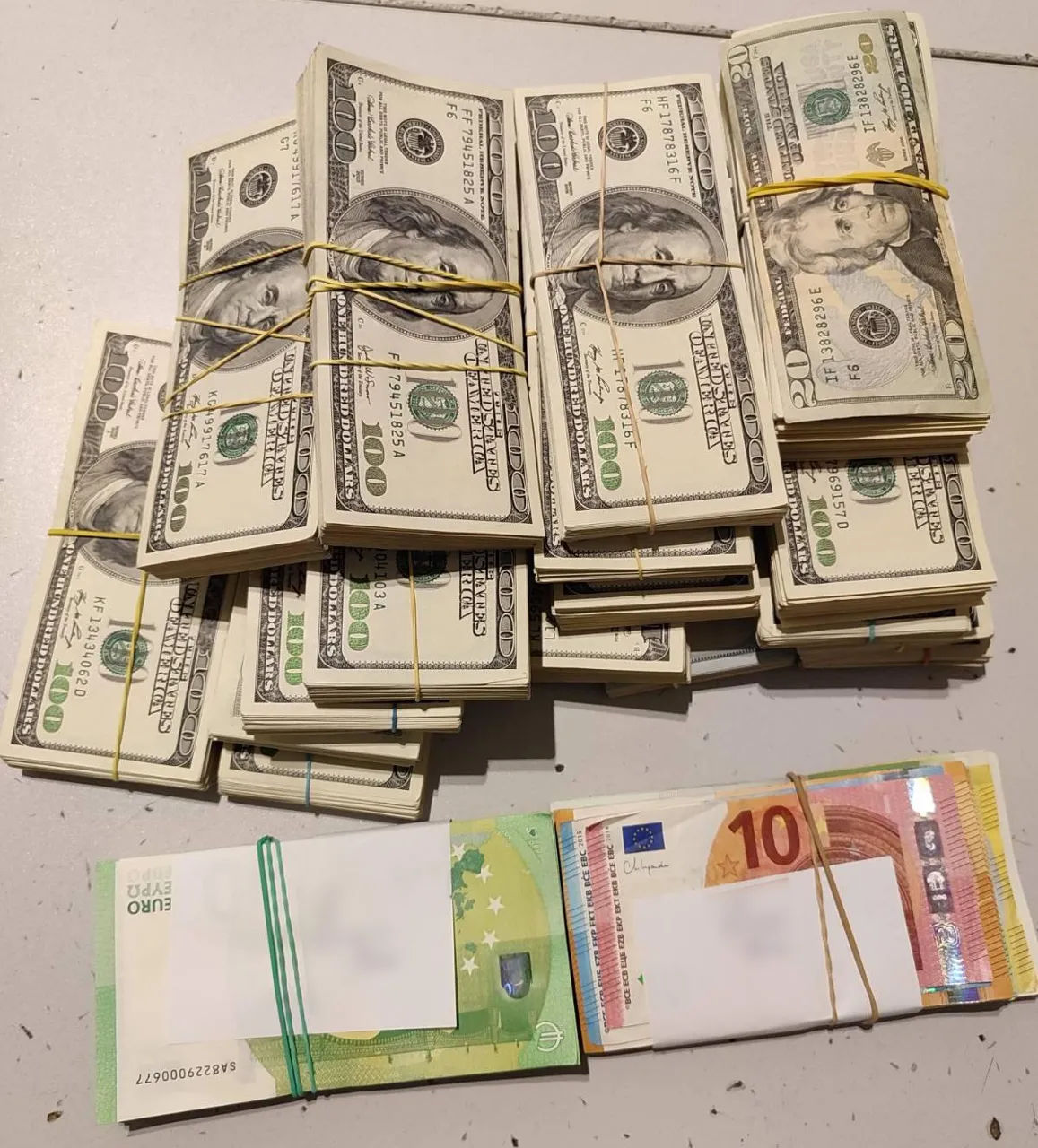 Peste 171.000 de dolari și 15.000 de euro, ridicați de la un pasager la Aeroportul Chișinău