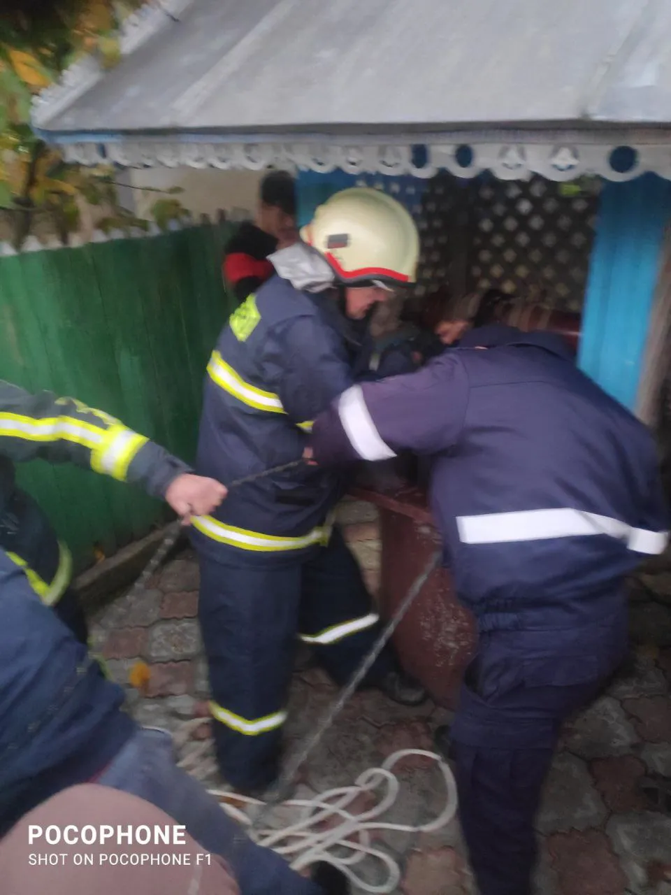 В Теленештском районе спасатели вытащили упавшую в колодец пенсионерку