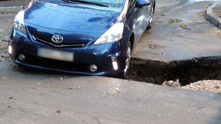 В столице из-за ливня автомобиль едва не провалился в яму