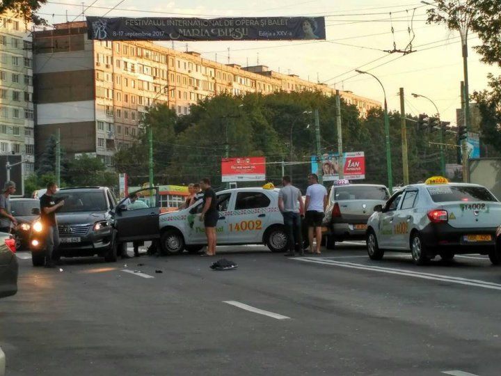 Accident în sectorul Botanica al Capitalei. Un automobil s-a ciocnit violent cu un taxi