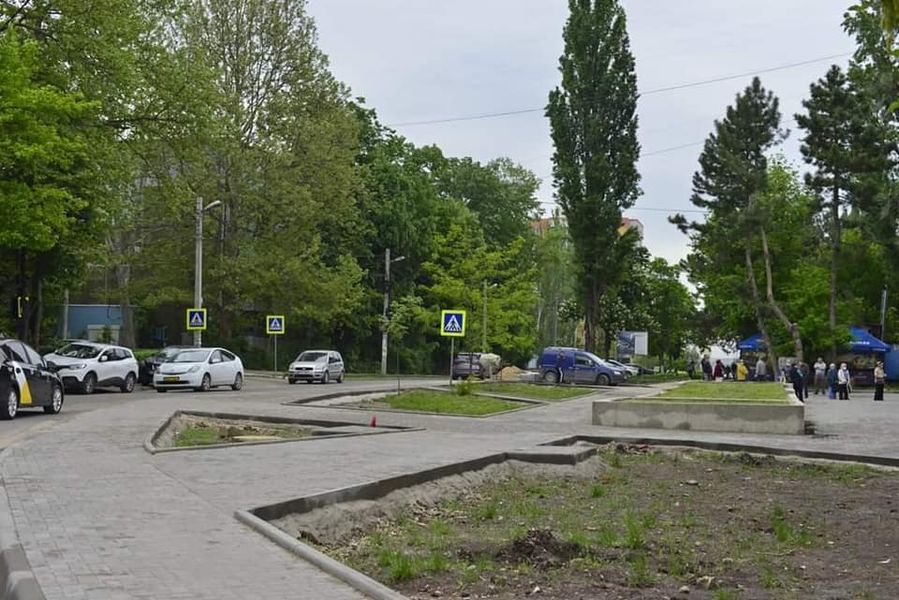 Ремонтные работы и обустройство тротуара по улице Парис выполнены на 80%