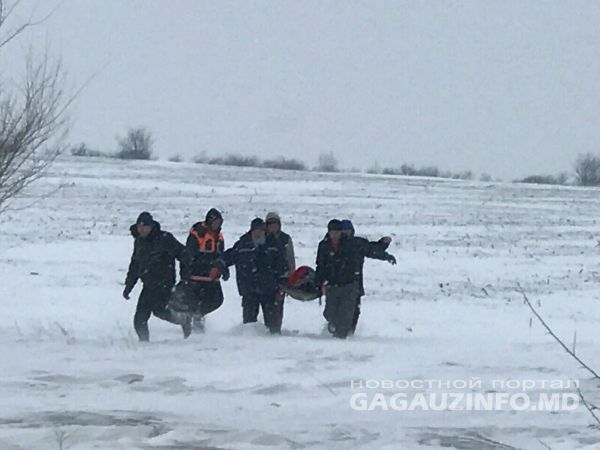 Fotografia zilei: Gravidă scoase din nămeţi de salvatorii moldoveni