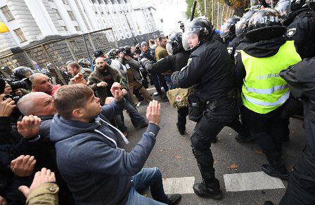 Киев митингует: палатки у Рады и столкновения с полицией