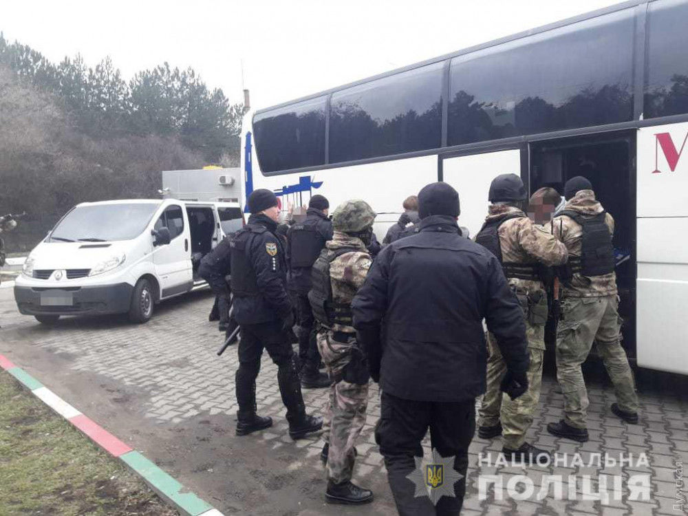 Полиция Украины останавливает автобусы при въезде в Одессу — ищут вооруженных людей
