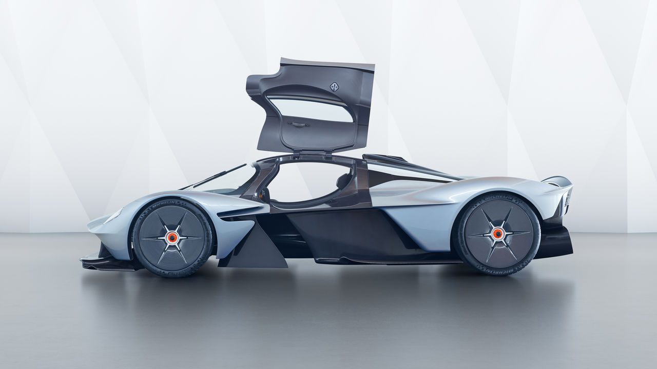 Aston Martin показал фото серийного гиперкара Valkyrie
