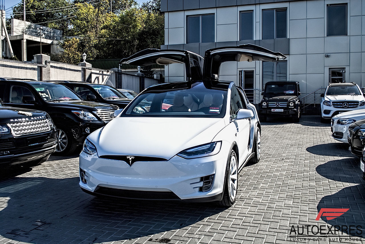 В Молдове выставили на продажу новую Tesla Model X
