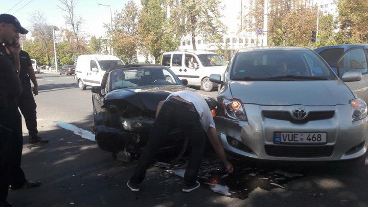 Accident la intersecția străzilor Sfatul Țării și Ștefan cel Mare din Capitală. Două mașini s-au ciocnit violent