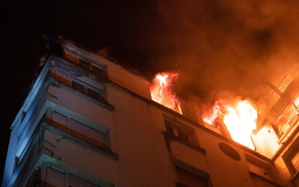 В Париже загорелось здание вблизи больницы: есть погибшие