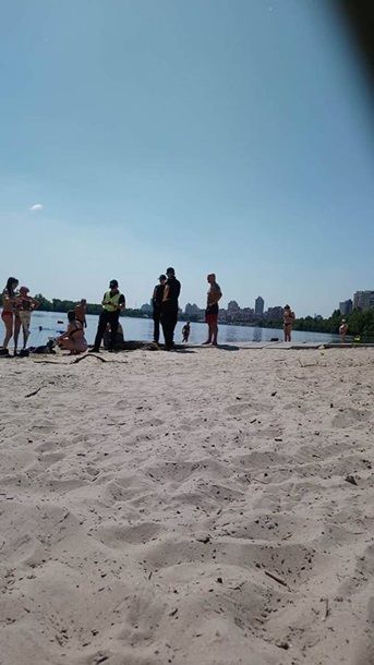 На пляже Киева старушка с палкой набросилась на девушек