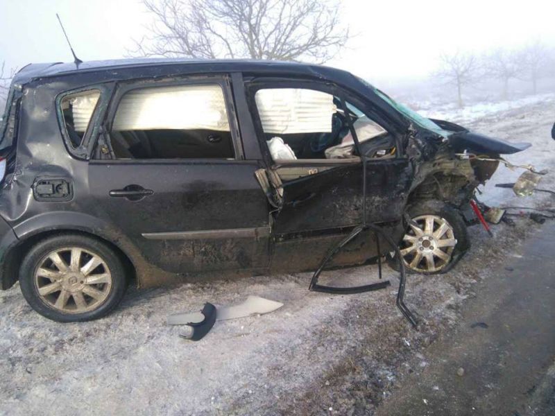 O Dacie a luat foc după ce s-a ciocnit de un Renault lîngă Drăsliceni