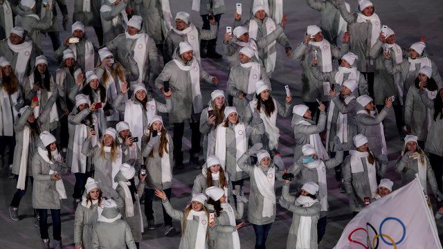 Россияне прошли на открытии Игр под олимпийским флагом