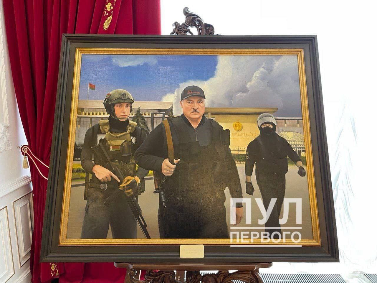 Лукашенко подарили портрет с автоматом и в сопровождении сына