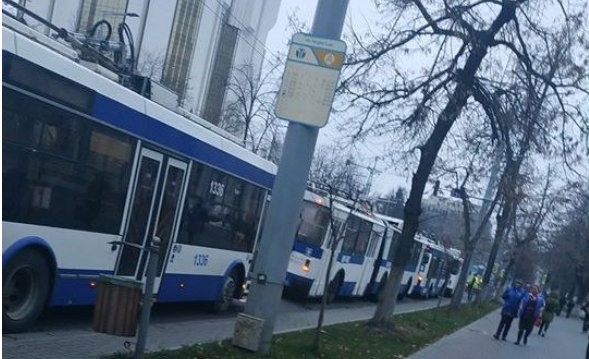 Обрыв контактной сети остановил движение троллейбусов в центре Кишинева