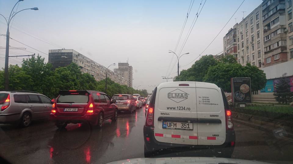 В Кишиневе небольшой дождь создал транспортный коллапс