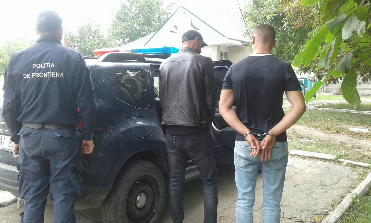 Prinși în flagrant în timp ce încercau să treacă țigări peste frontieră