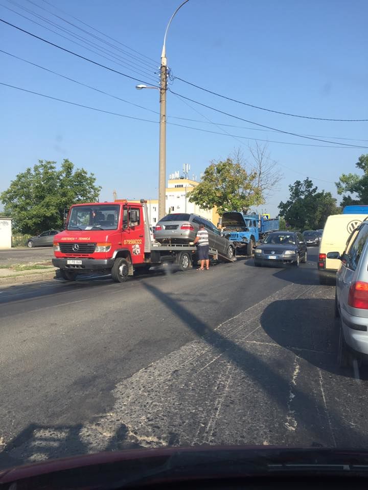 Грузовик подмял под себя легковушку в ДТП на Ботанике