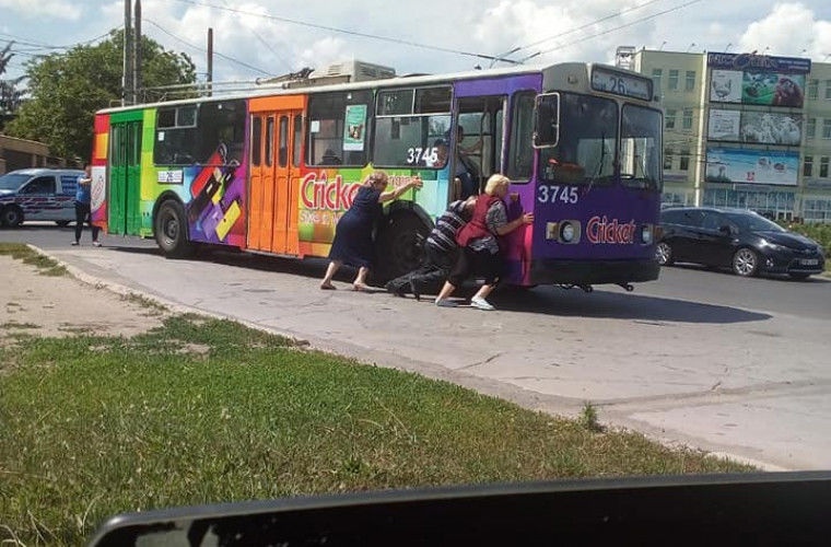 В столице пенсионеры толкали троллейбус, а молодежь наблюдала