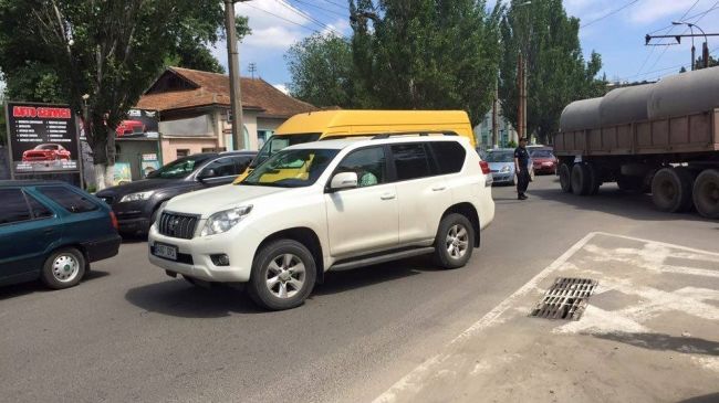 A incercat sa evite un accident si a lovit o alta masina. O strada din centrul capitalei, paralizata in urma unui dublu accident