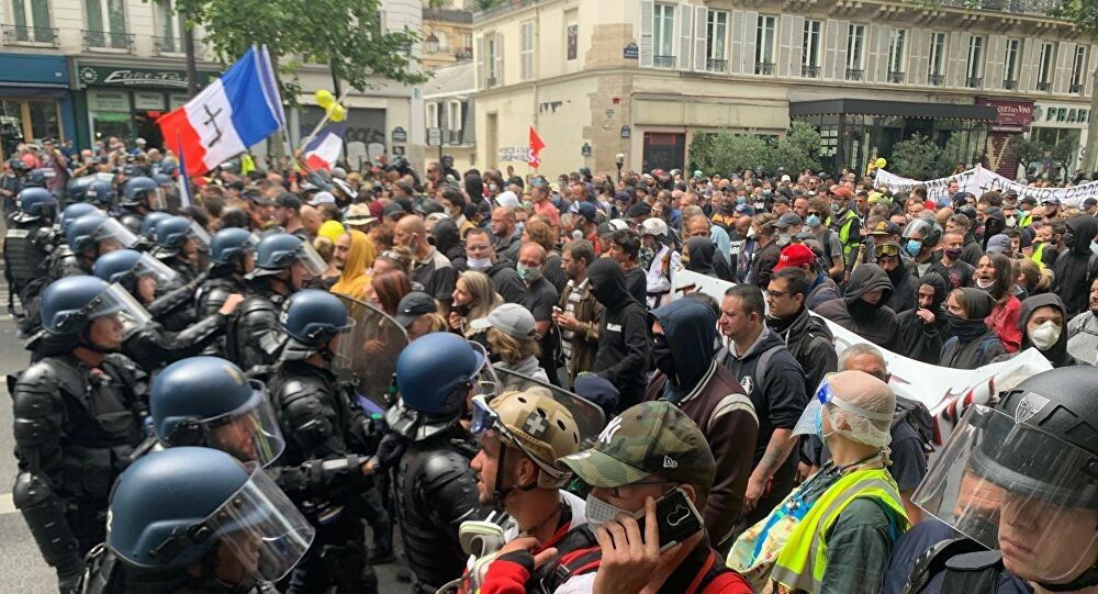 В центре Парижа произошли столкновения протестующих с полицией