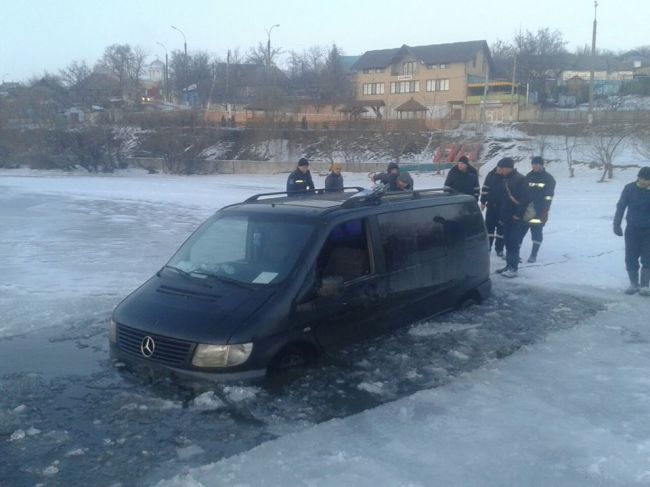 Cod galben de gheață fragilă: O maşină a căzut sub gheaţa unui lac